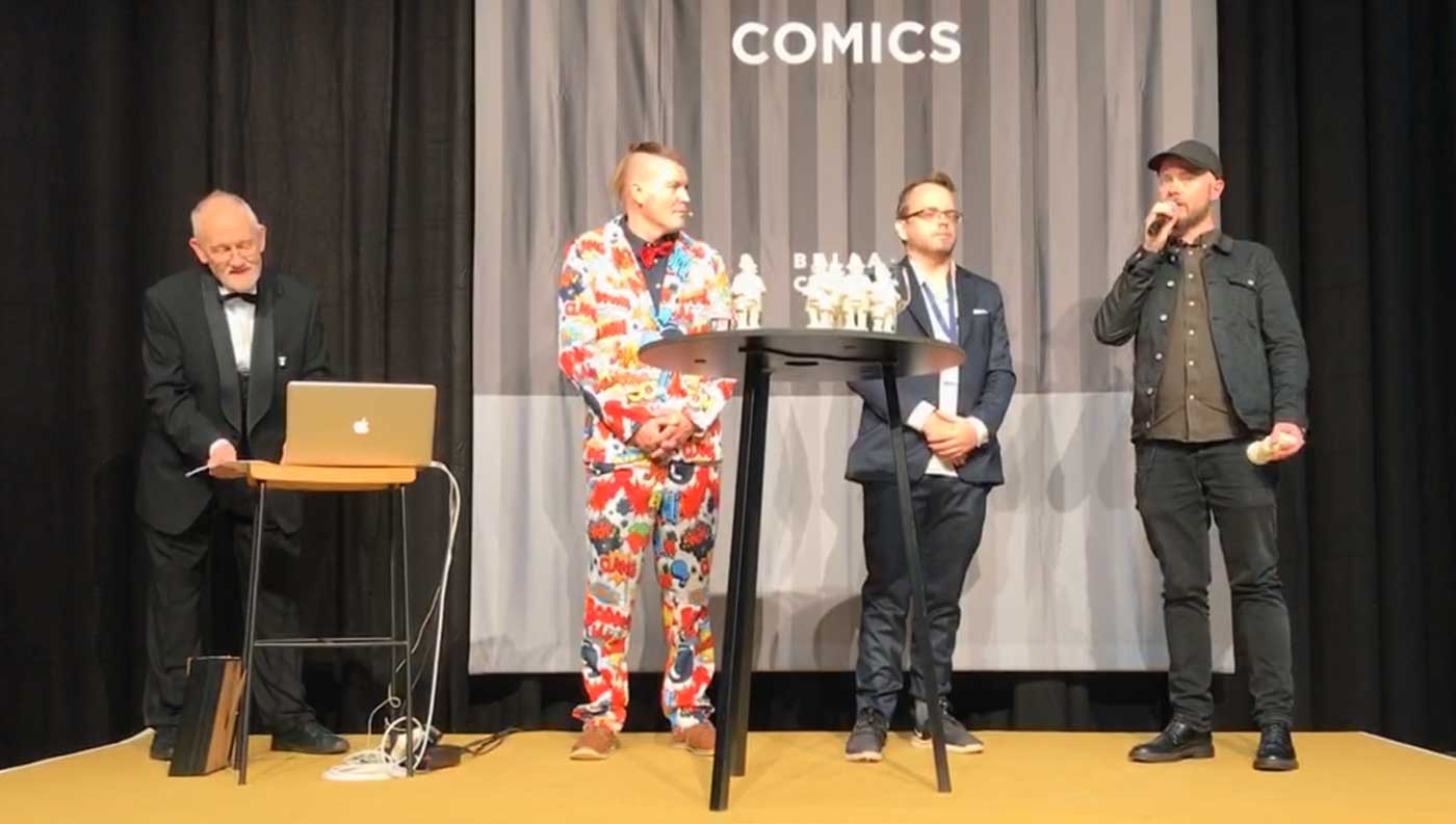Lars Kramhøft receiving the "Best Danish Comics Author in 2020" Claus Deleuran Award.