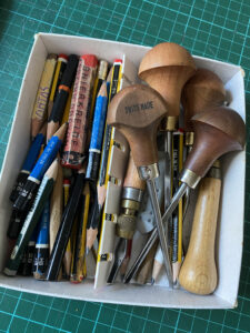 Linocut graphic picture books: Cutting tools